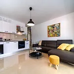 Apartment Dora *